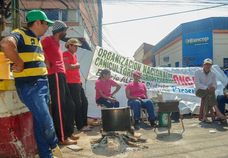 Calles del microcentro bloqueadas por campamentos de campesinos