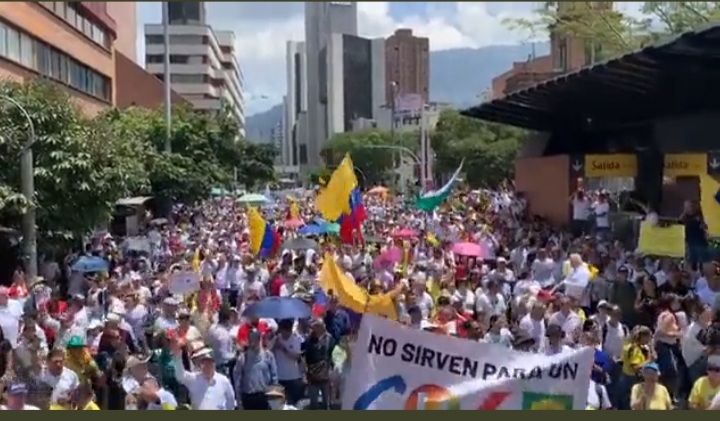 Presidente colombiano enfrenta una gran protesta a 50 días de asunción al poder