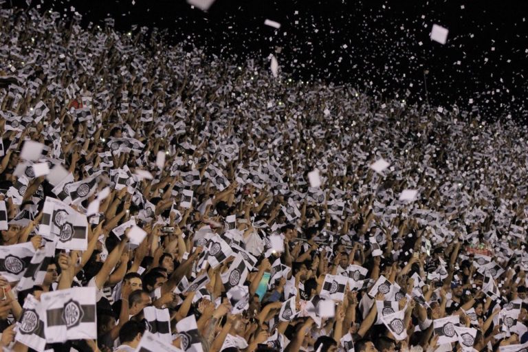 Olimpia ofreció una fiesta de fútbol en el Este y aplastó al 12 de octubre