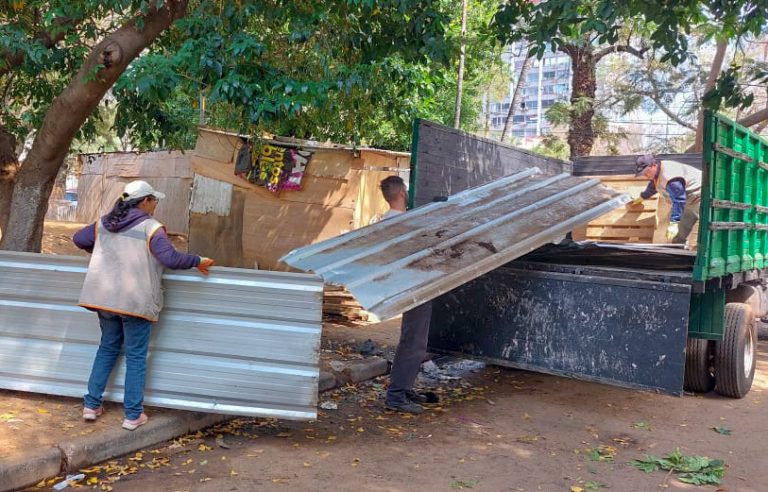 Municipalidad traslada a familias que ocupaban la plaza de la Independencia 