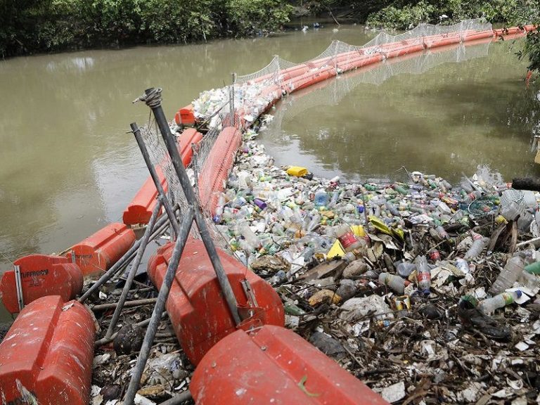 Proyecto en diputados pretende cazar plásticos en cauces hídricos