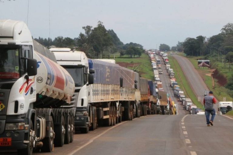 Camioneros vuelven con los reclamos para la reducción del precio de combustible y reciben promesas 