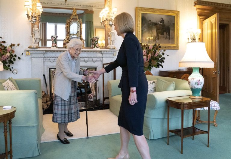 Miradas del mundo hacia el Palacio de Buckingham por el estado de salud de la reina Isabel II