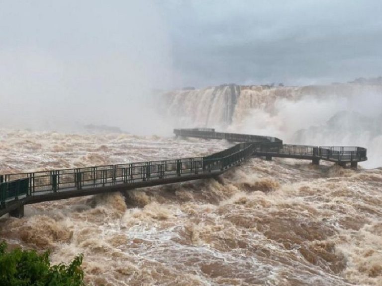 Creciente del río Yguazú arrastró pasarela de las cataratas