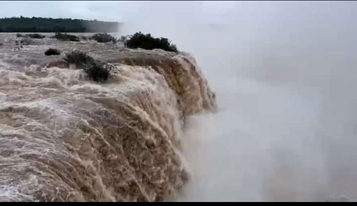 Las cataratas se desbordan y presagian inundaciones