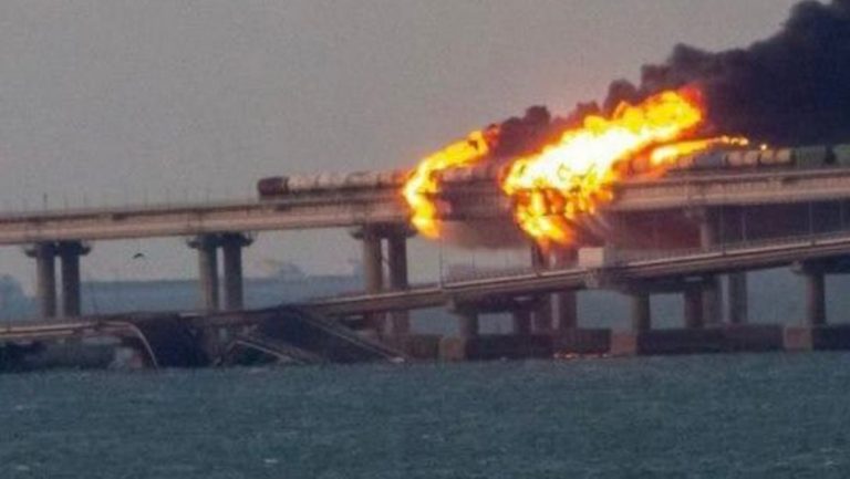 Explosión en el puente que une Crimea con Rusia, un grave revés para los planes de Putin