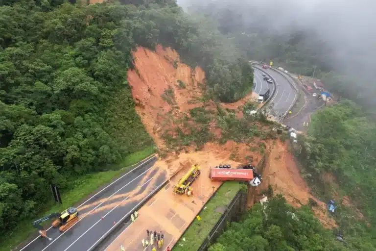 Brasil: Cerro cae sobre concurrida ruta entre Paraná y Santa Catarina