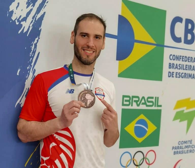 El espadachín Carlos Viveros obtuvo medalla de bronce en Brasil