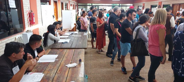 Queja generalizada por la excesiva demora en las filas para depositar votos