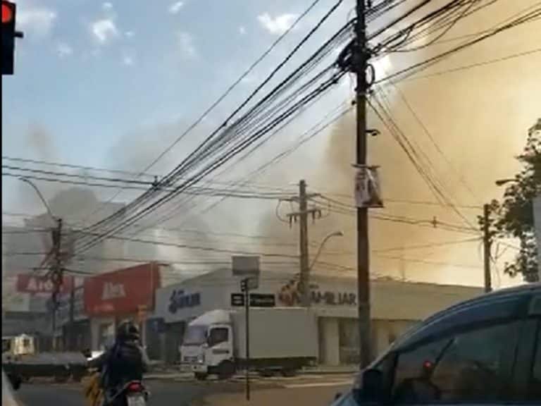 Depósito de conocido bazar ardió en llamas