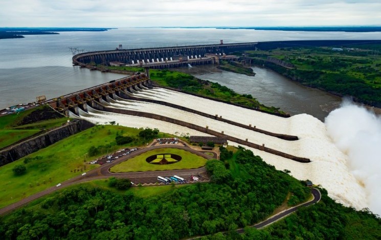 La producción de Itaipú fue tanta el mes pasado que podría iluminar al mundo por mes y medio