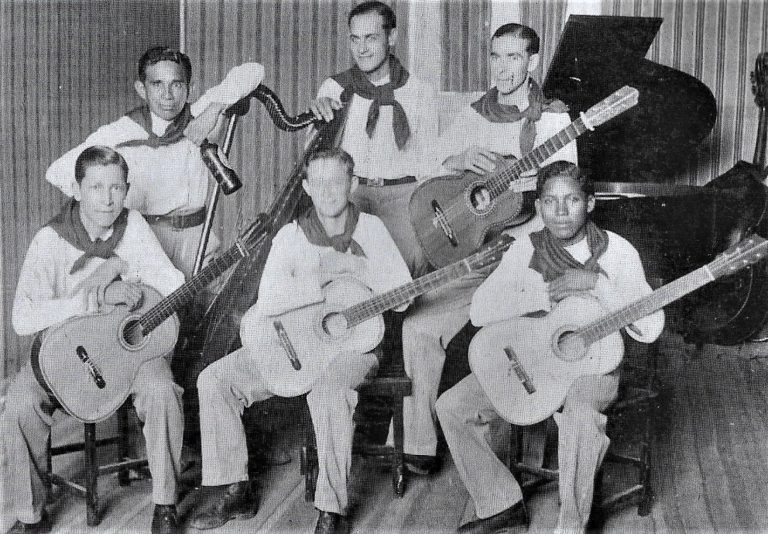 Fotografía en Blanco y Negro de los estudios de  ZP9 Radio Prieto, con José L. Melgarejo primero de la izquierda, parado, con otros músicos en medio de una actuación en la emisora.