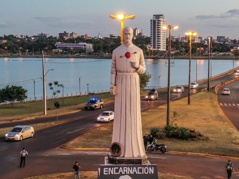 Encarnación suma una bella escultura en honor al primer santo del Paraguay