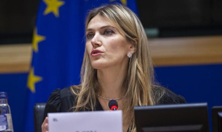 Parlamento europeo destituye a su vicepresidenta por recibir soborno de Qatar