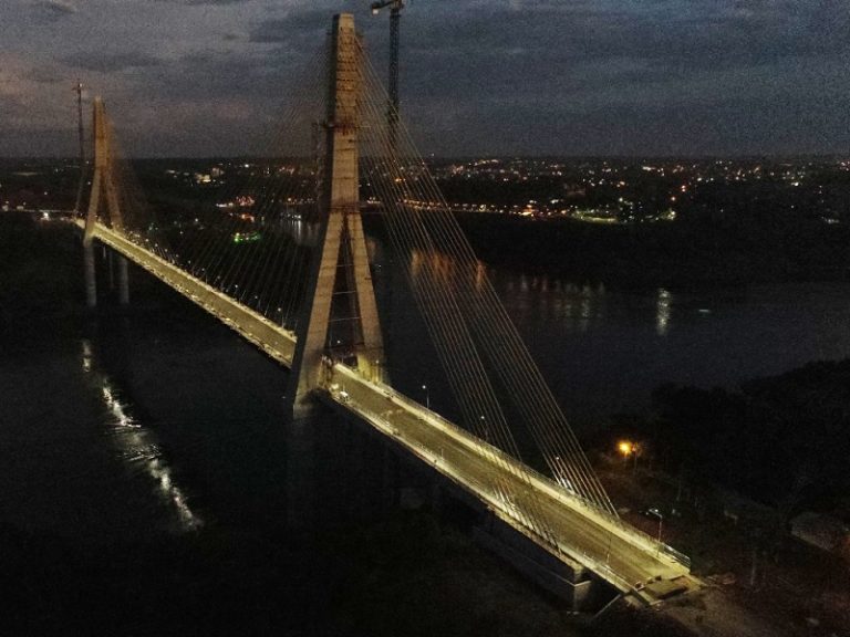 Puente de la Integración se muestra con todas sus luces