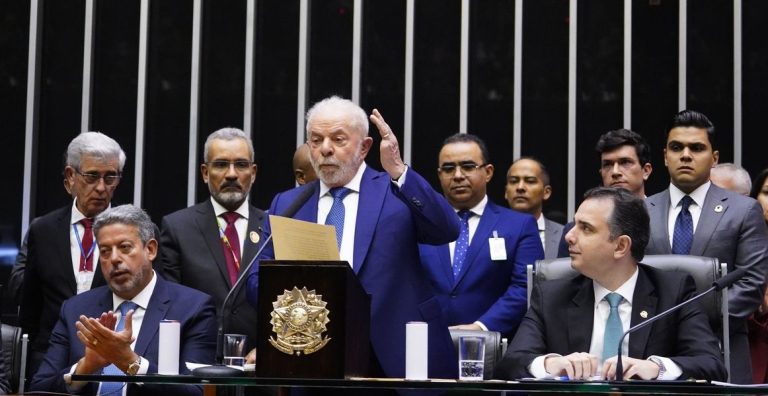 Lula asume el poder en el Brasil y promete rescatar del hambre a 33 millones de personas