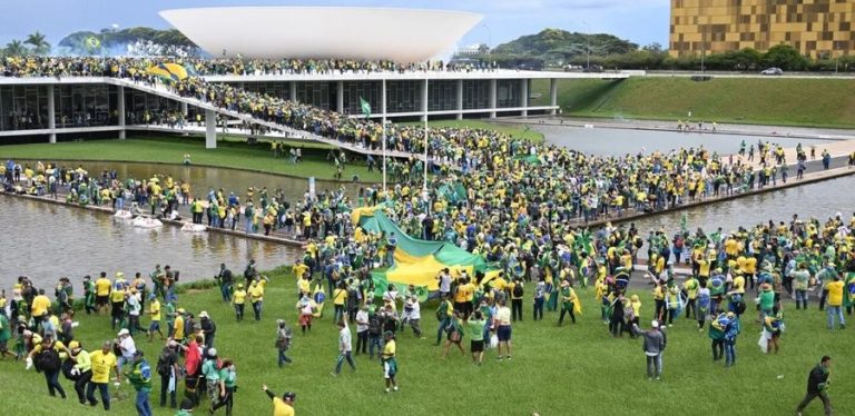 Manifestantes bolsonaristas toman la sede del Congreso del Brasil y causan destrozos