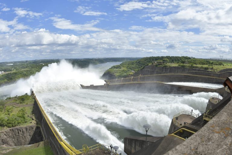 Apertura de compuertas de Itaipú, espectáculo y crecida