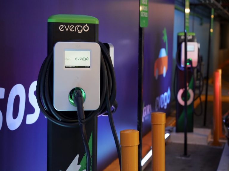 Cargadores rápidos para vehículos eléctricos serán instalados por inversionistas