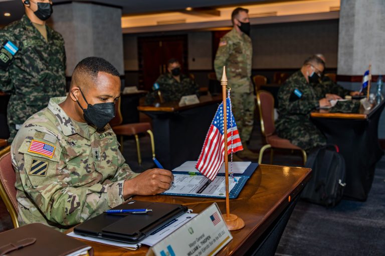 General comandante del Ejército Sur de los Estados Unidos llegó al Paraguay