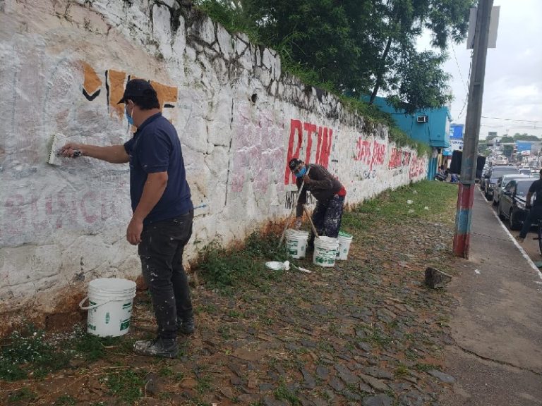 Asunción comenzó a limpiar suciedad electoral