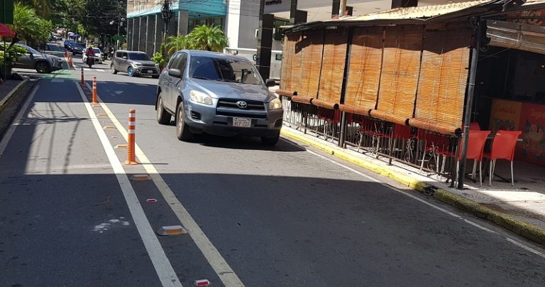 Empresarios de calle Palma están en pie de guerra contra la bicisenda