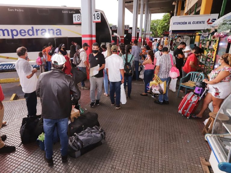 Con la fe puesta en la valija, miles de paraguayos se embarcan al interior