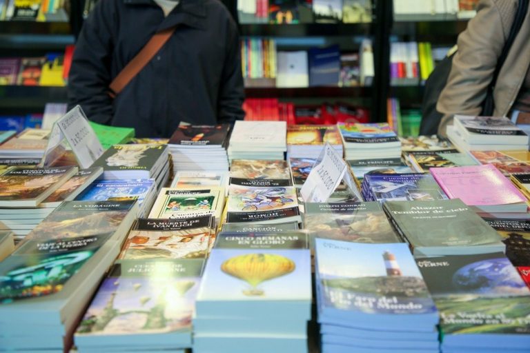 Periodistas lanzan libros en la Feria Internacional