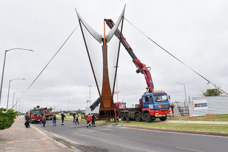 Sobre la Avda. José Asunción Flores erigen monumento en homenaje a Félix Pérez Cardozo