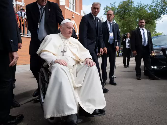 El Papa fue operado por 3 horas, se despertó y bromeó. Suspendió audiencias hasta el 18