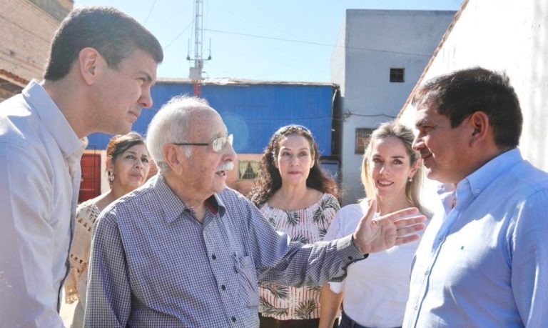 Santi Peña se bajó al Bañado Sur y llevó promesas de apoyar proyectos del padre Velasco