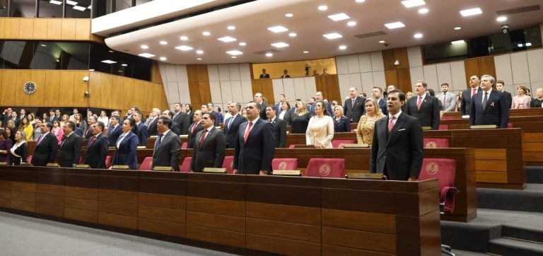 Asumen 43 senadores y Silvio Ovelar presidirá el Senado. Fue electo con apoyo de 8 opositores