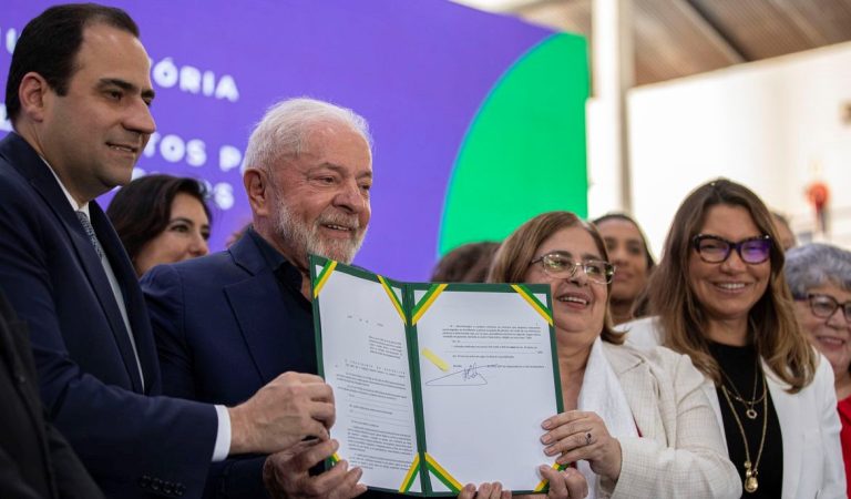 Lula promulgó la ley que establece igualdad de salario por trabajo entre hombres y mujeres