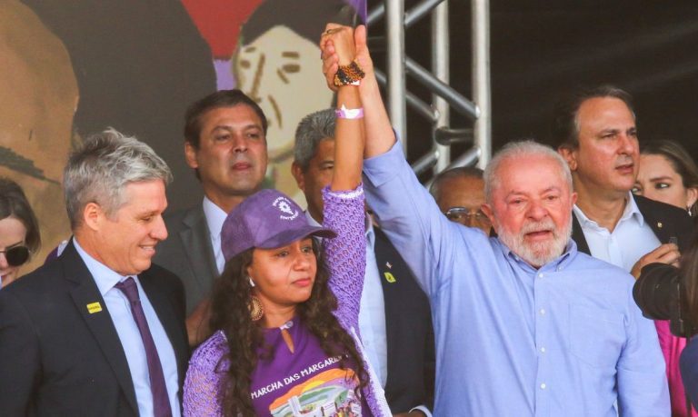 Lula se fue molesto de Asunción por aguantar una hora y media en el sol