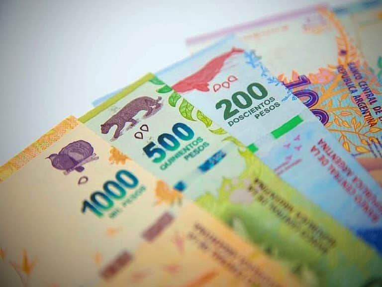 Moneda argentina cae por su propio peso y es rechazada por casas de cambios