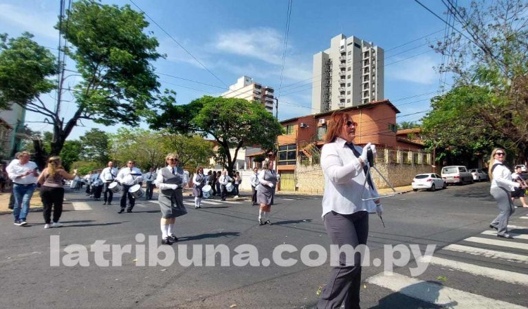 Colorido desfile por los 85 años del Colegio Cristo Rey