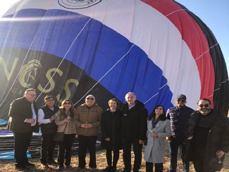 Festejan un año más de relaciones entre Turquía y Paraguay, volando un globo aerostático tricolor