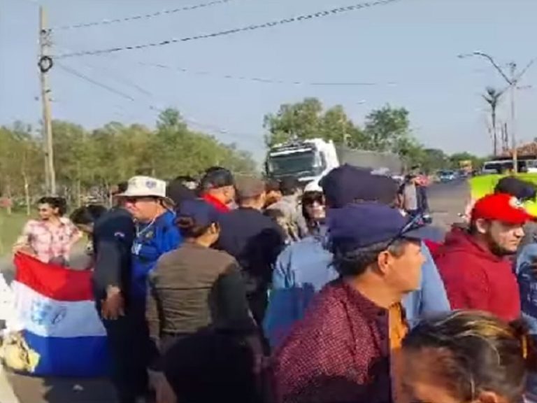 Comerciantes de Nanawa cierran ruta en protesta por controles a ingresos de productos de Clorinda