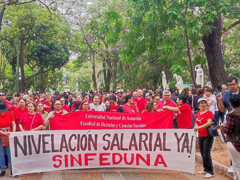 Funcionarios y docentes de la UNA piden nivelación salarial