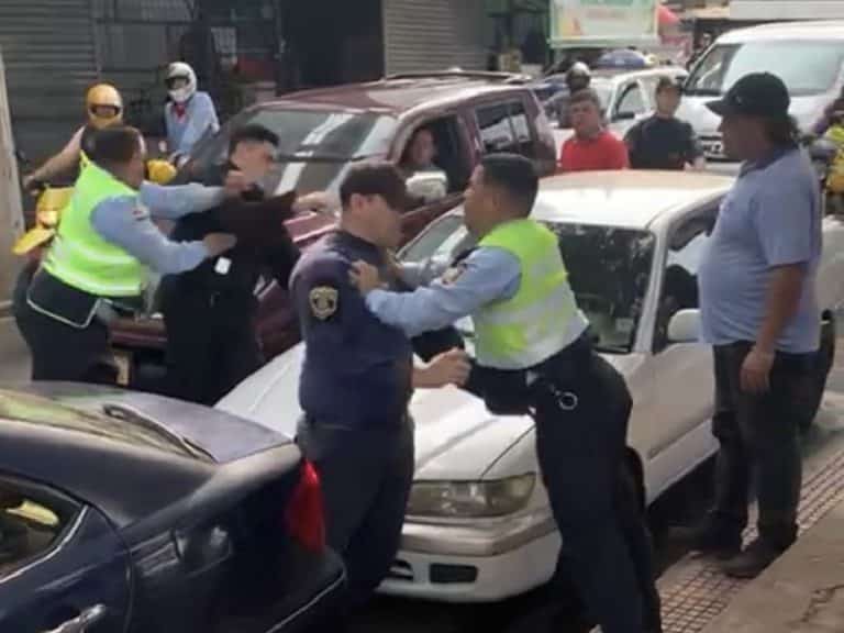 Turistas registraron una ridícula pelea entre policías en Ciudad del Este