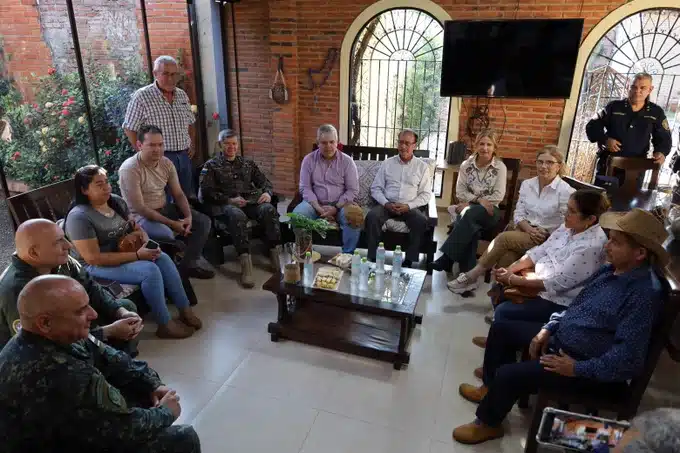 Ministros del Interior y de Defensa se reunieron con familiares de secuestrados en Concepción