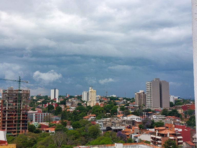 Martes parcialmente nublado y lluvias dispersas