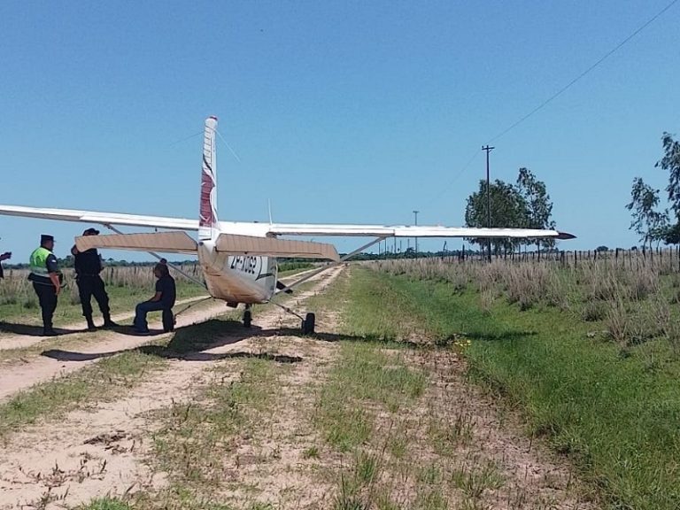 Ñeembucú: avión aterrizó de emergencia y fue remolcado por patrullera