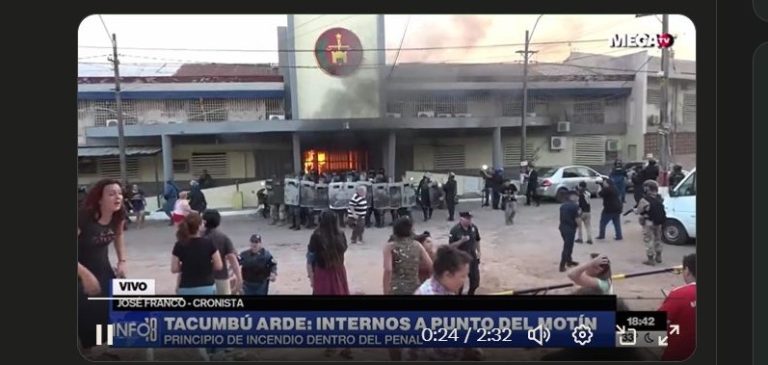 Internos prenden fuego a la entrada principal del Penal de Tacumbu y el director está «preso»