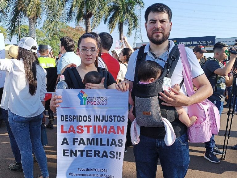 Desde antes que salga el sol, desvinculados de Itaipú se manifiestan en Hernandarias