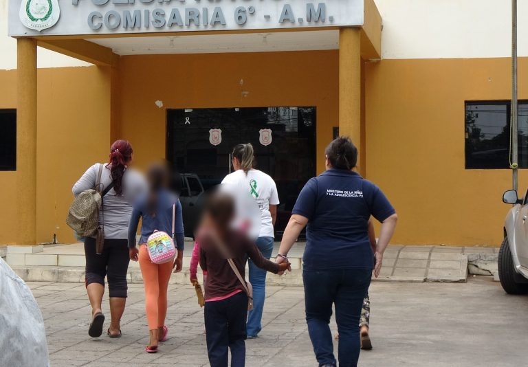 Madre imputada por exponer a sus hijos en la calle para pedir limosna