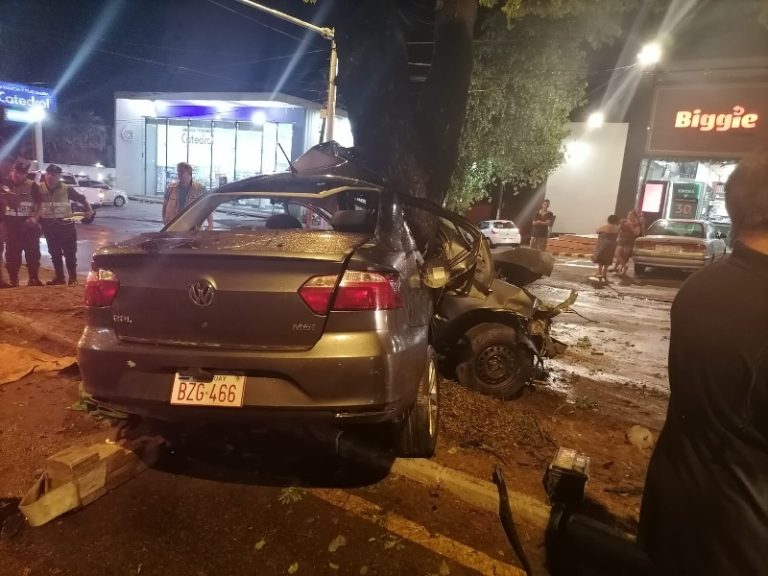 Alta velocidad y pista mojada, dejan dos fallecidos sobre Félix Bogado