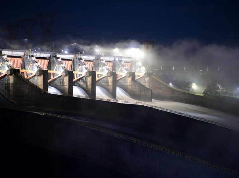 Itaipú se adelanta a lluvias, abre compuertas e inunda zonas bajas de CDE