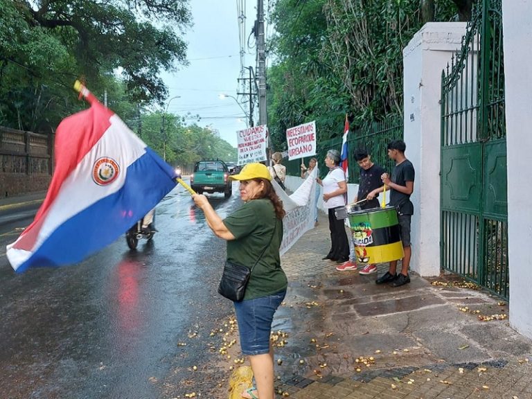 Ni la lluvia atajó convocatoria de vecinos para defender al ecoparque urbano