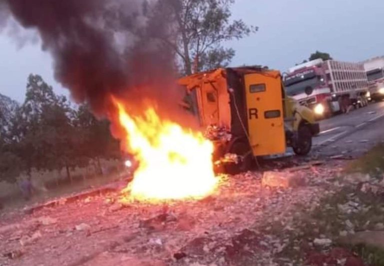 Asaltantes explotaron con bombas e incendiaron un camión de Prosegur en Itapúa